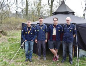 Die Stammesführung vor der Jurte (v. li.): Sascha (Meutenführung und Schatzmeister), Scrat (Materialwart und stellvertretender Stammesführer), Quak (Stammesführer) und Micha (Gildenführung und Leiter der diesjährigen Praxistage)