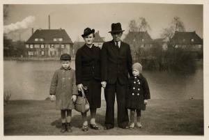 Der junge Reinhold Ramlau (re.) mit Vater, Stiefmutter und -bruder