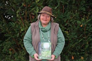 Karin Biela mit ihrer jüngst verlegten Anthologie ›Märchenland und Zauberwald‹ (Erzählungen, Fabeln und Reime von insgesamt 20 Autor*innen). »Eine echte Herzenssache!«, betont sie. »Die Idee dazu entstand bei Lesungen in Senioreneinrichtungen, schließlich kennen viele ältere Menschen Märchen aus ihren Kindertagen. Aus diesem Grund sind sie besonders gut für die Begleitung Demenzerkrankter geeignet, denn durch sie können Erinnerungen wunderbar wachgerufen werden.« Tipp: Von jedem verkauften Buch (21,90 Euro) wird ein Betrag von 1,50 Euro für ein soziales Senioren-Projekt gespendet.