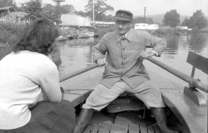 Der Fährmann Wilhelm Barth beim Übersetzen in Höhe des Campingplatzes Steger im Jahre 1964. Bis weit in die 70er-Jahre war es hier möglich, die Ruhr mit einer Fähre zu überqueren. Wilhelm Barth, der auch den Bootsverleih betrieb, war einer der letzten Fährmänner in Witten. (© Foto: Davide Bentivoglio)