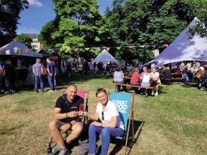 Dr. Silvia Nolte und Kai Harbis von der Eventagentur tat&drang GmbH freuen sich: Das Street-Food-Festival im Lutherpark war ein voller Erfolg. (© Foto: Stadtmarketing Witten GmbH)