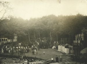 Probe für Goethes ›Götz von Berlichingen‹ auf dem Hohenstein 1927. Leider machte das Wetter in jenem Jahr oft einen Strich durch die Aufführungen, sodass die Besucherzahl auf 90.000 absank. © Foto: C. Watzulik – Quelle: Stadtarchiv Witten